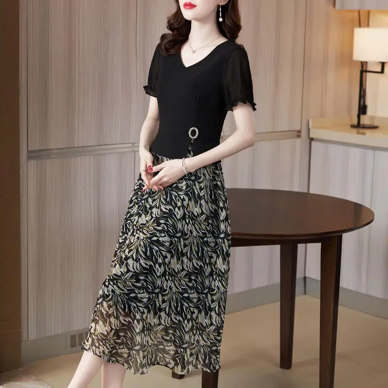 

Two Fake Chiffon Dresses 2022 New Summer Women's V-neck Black Temperament Simple Commuting Slim Slim Floral Knee-length Skirt
