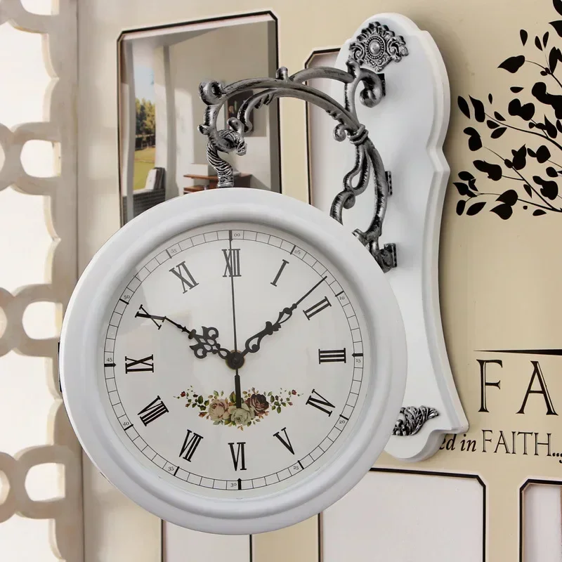 Двухсторонние настенные часы