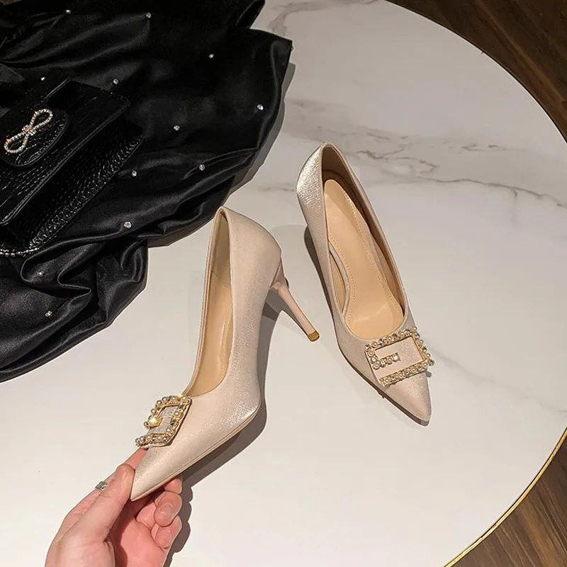 

Женские атласные туфли-лодочки, туфли на тонком высоком каблуке 6,5 см, с острым носком и бусинами, свадебные туфли цвета шампанского, 41 42 43