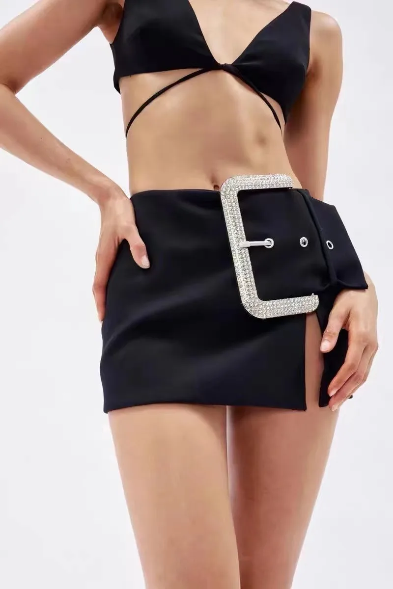 Мини-юбка с пряжкой на талии разрезом |