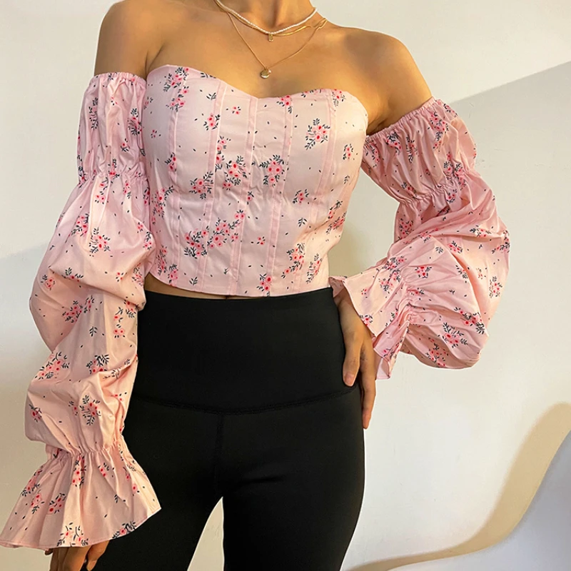 

Хлопковый комбинезон с принтом, с пышными рукавами, открытыми плечами, вырезом лодочкой и кружевным подолом, розовая и зеленая футболка, лет...