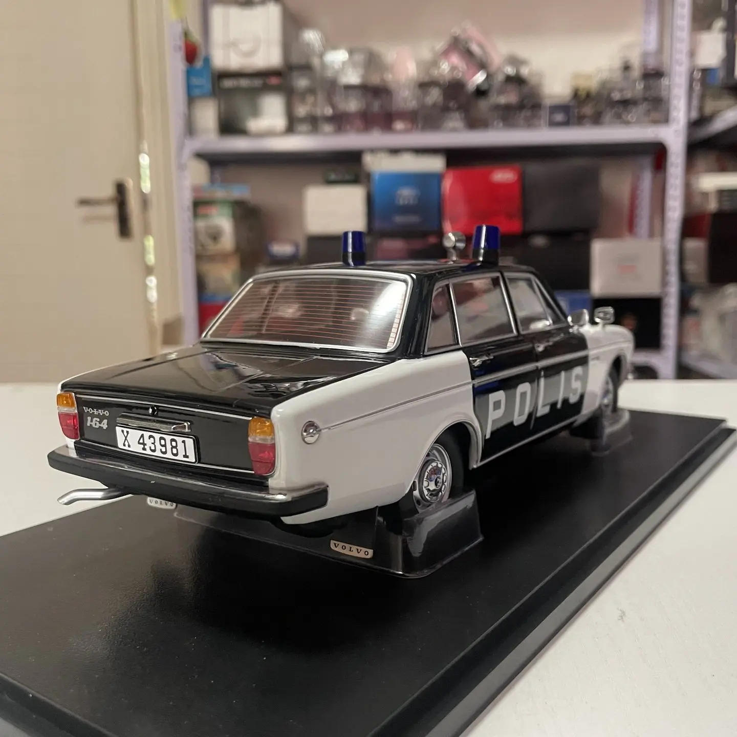 Фото Масштабная модель 1:18 Triple9: Коллекционная полицейская машина Volvo 164 1970 года из литого сплава. Классика, ностальгия, подарок для взрослых, сувенир, статическая модель для демонстрации. №3