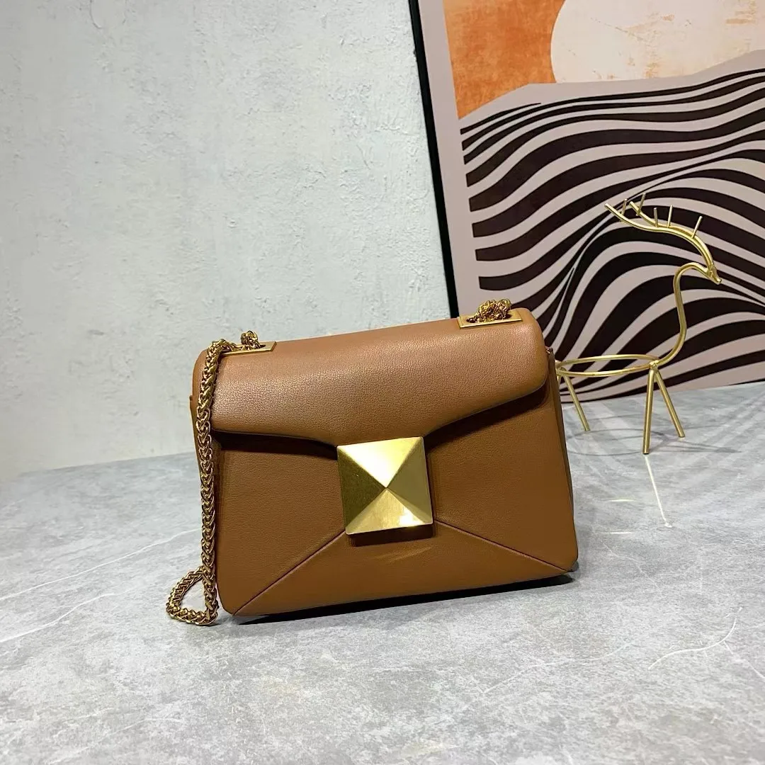 2023 summer new V buckle large willow nail chain shopping bag crossbody bag shoulder bag fashion generous female bag