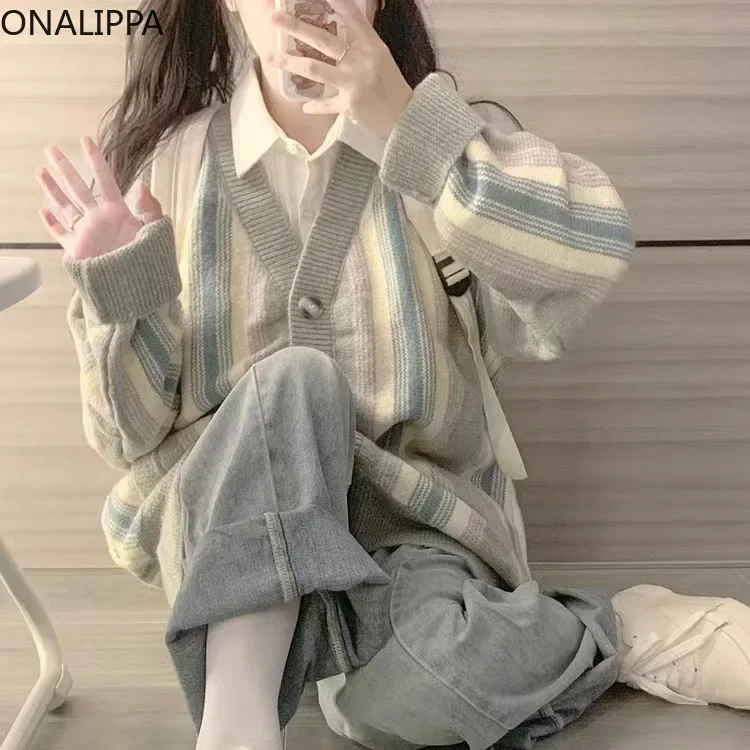 Onalippa kontrastowy pasiasty sweter oversize damski V Neck jednorzędowe swetry rozpinane koreański styl Preppy mały świeży