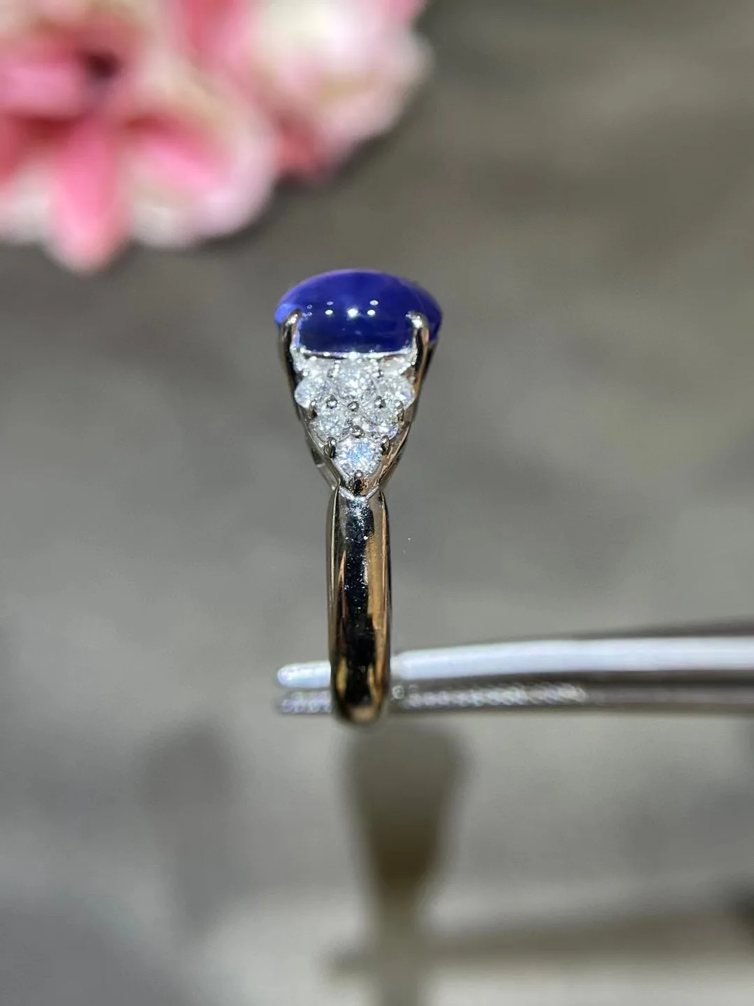 Женское кольцо с натуральным сапфиром из платины бриллиантом