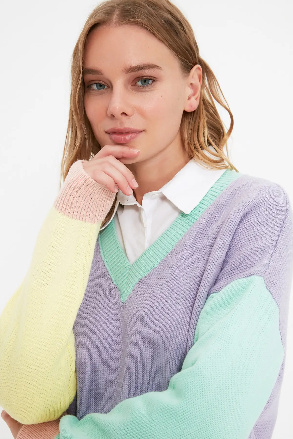 Trendyol V Collar Color Block Knitwear Sweater TCTAW22AK0152