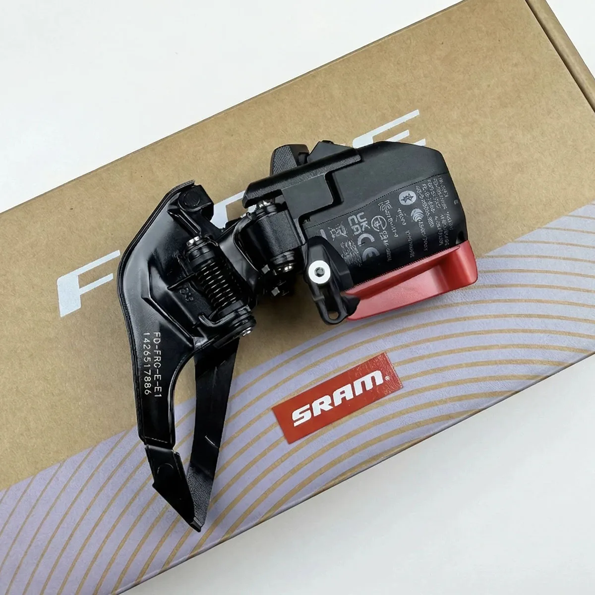 Фото SRAM Force AXS 12-скоростной переключатель передач FD |   Простая установка с использованием инструментов |   Крепление на защелках или зажимах |   Цепь 45 мм |   Совместимые шестерни 46/33T 48/35T 50/37T |   AXS №4