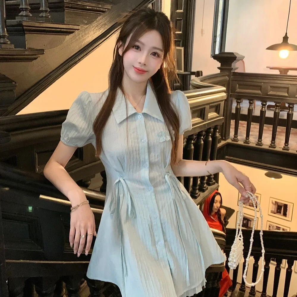 Синее платье-рубашка во французском стиле с высокой талией и короткими рукавами