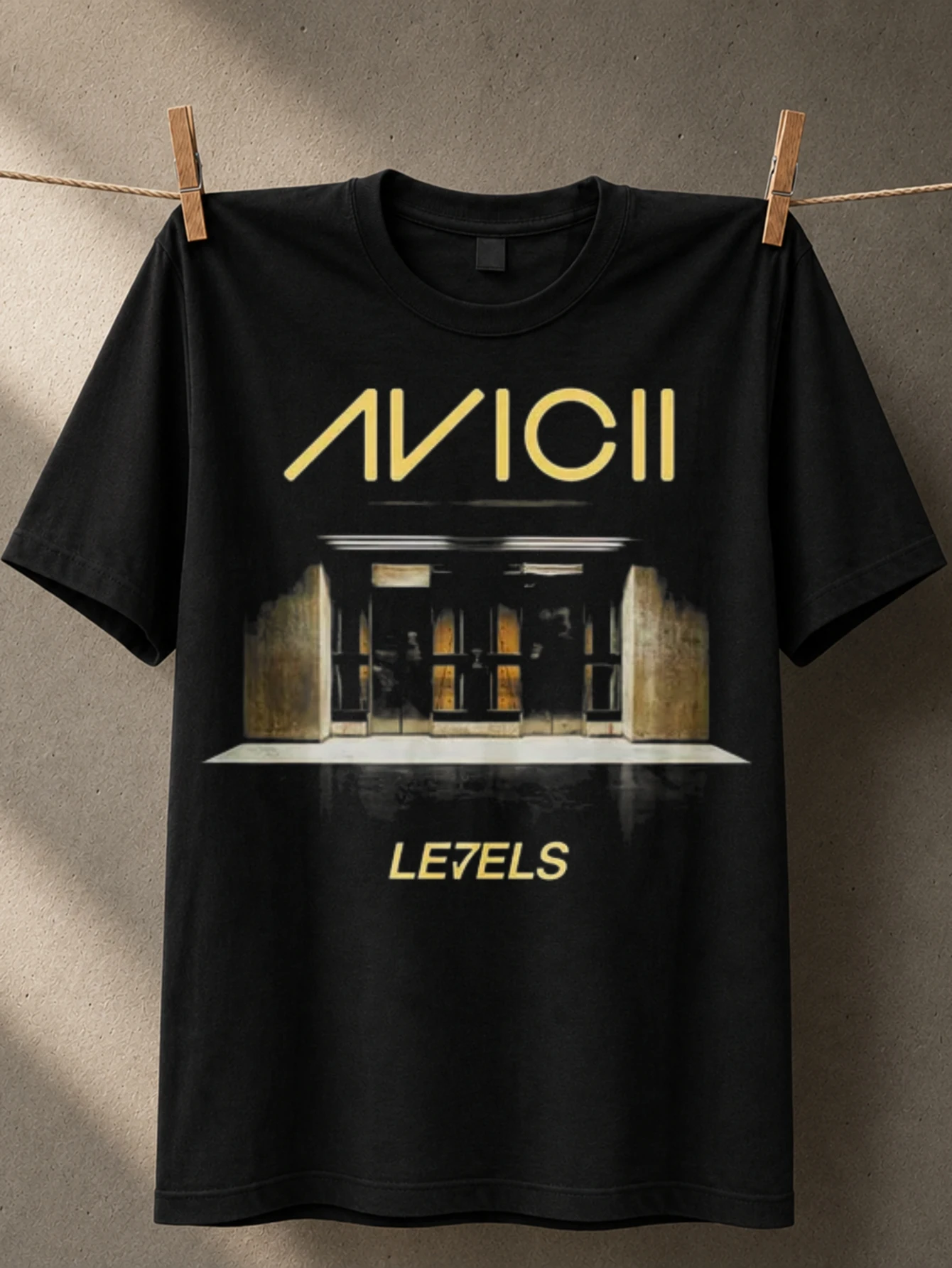Фото Золотой надписью с логотипом Avicii над изображением кинематографической двери, минималистичная графика в стиле электронной танцевальной музыки, футболка унисекс. №1