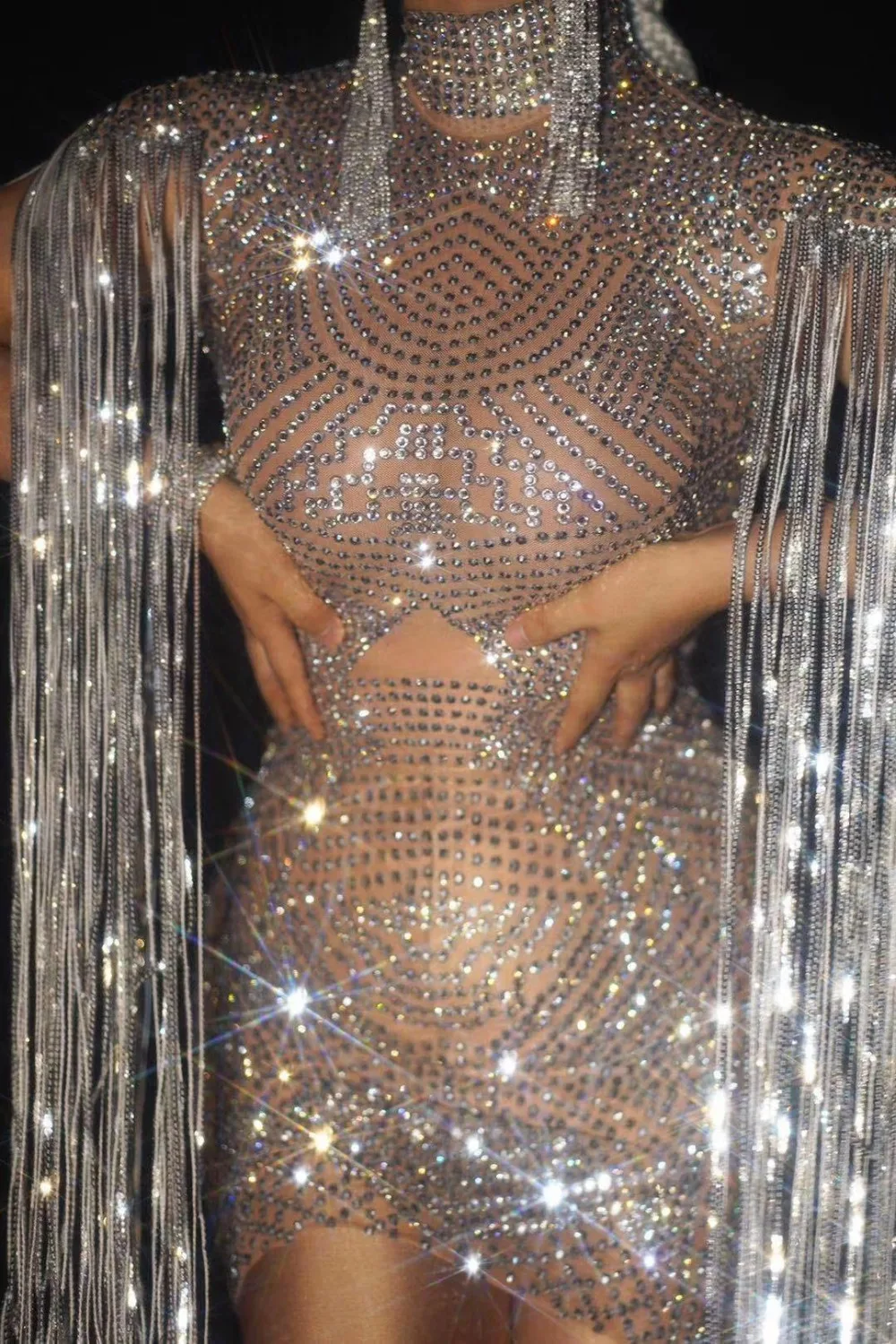 Серебряное блестящее женское платье с бахромой для ночного клуба празднования