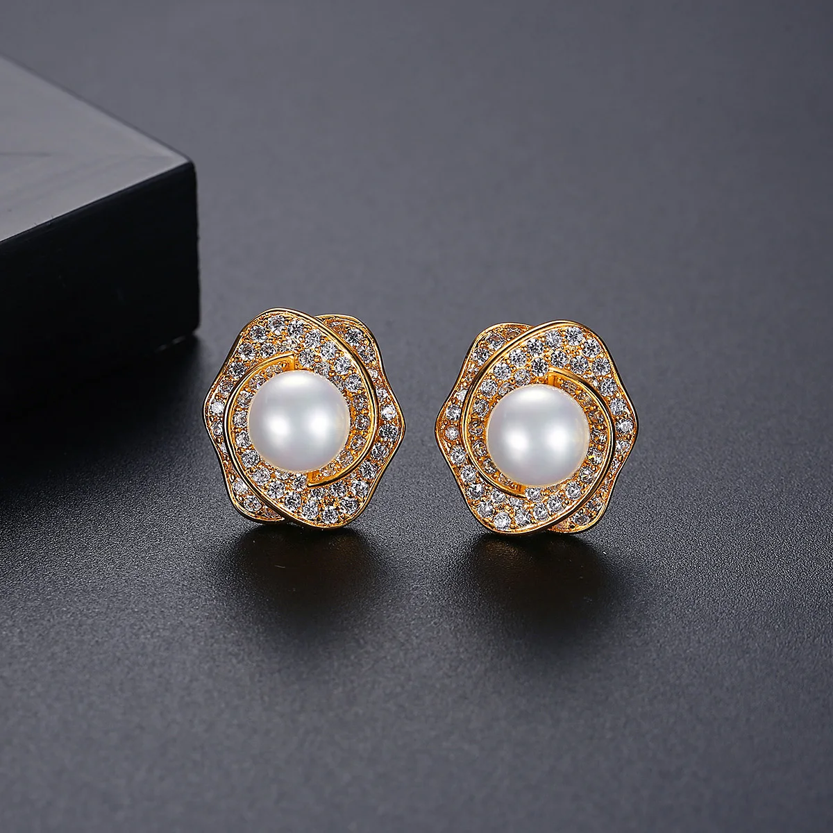 Изысканный кубический оксид циркония LUOTEEMI с гвоздями шампанского в виде