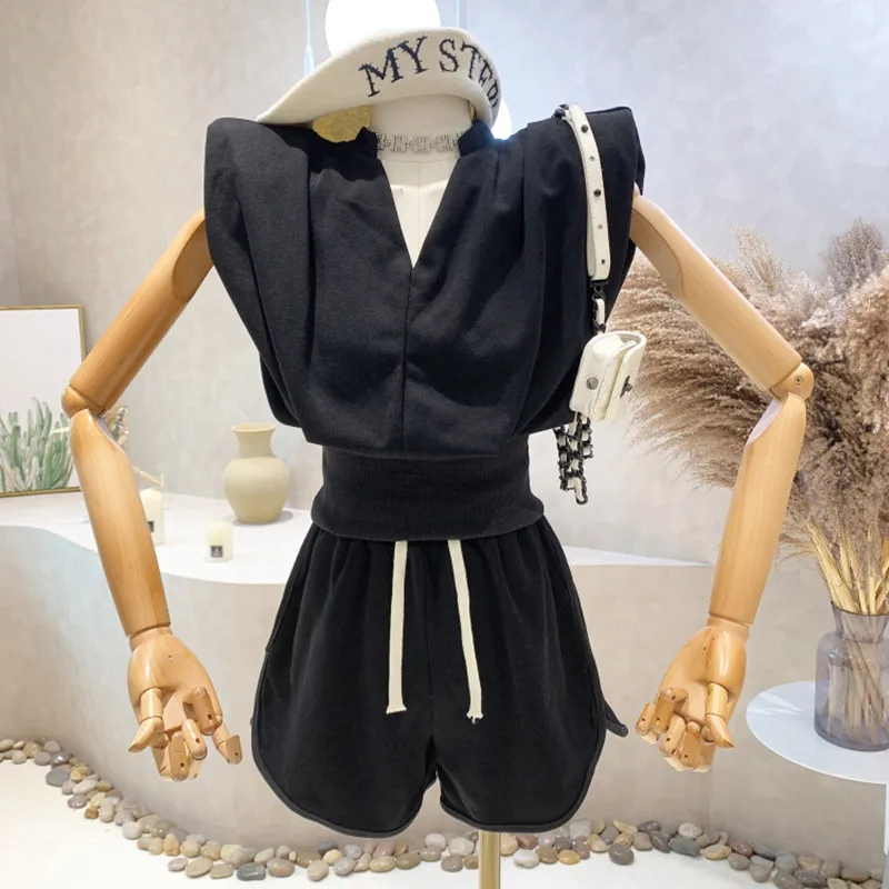 

Niche Design New Women's Clothing 2022 Summer Sleeveless V-neck Loose Top + High Waist Casual Shorts Fashion two-piece Set