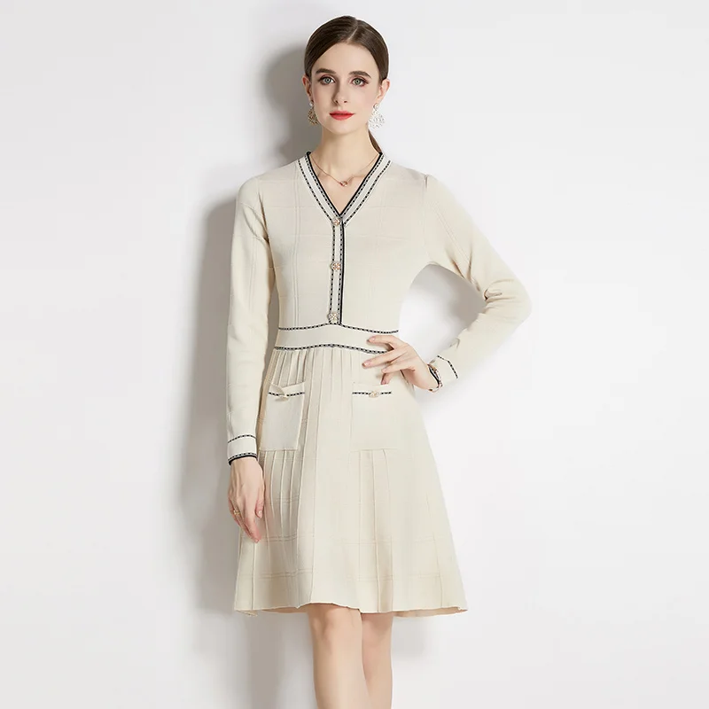 

Женское трикотажное платье с V-образным вырезом и длинным рукавом