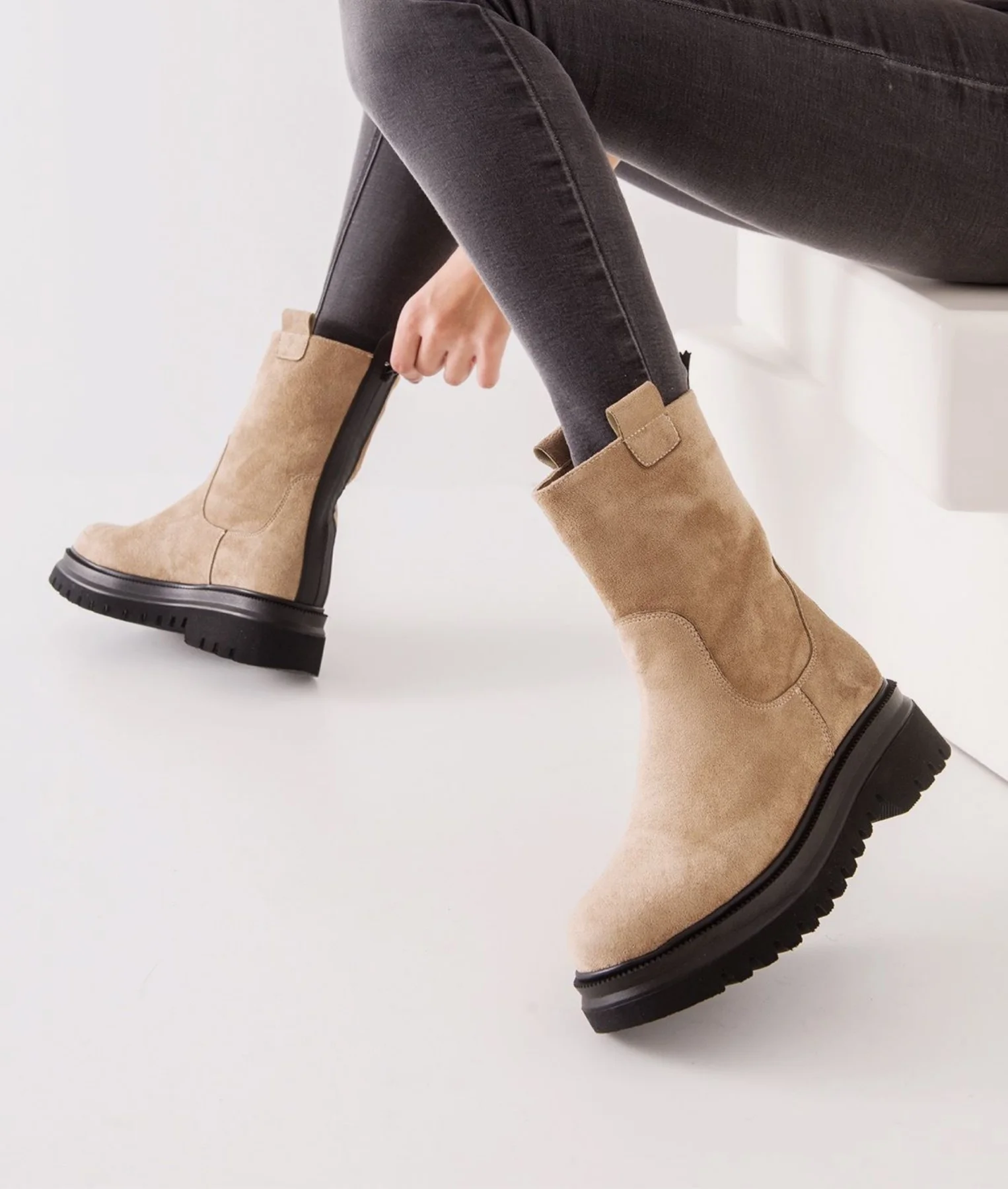 

Kadr 2021 Women Winter Autumn Suede Boots New Hot Lady Geçme Short Boots Large Size Fashion Design Hot Toe botas de mujer