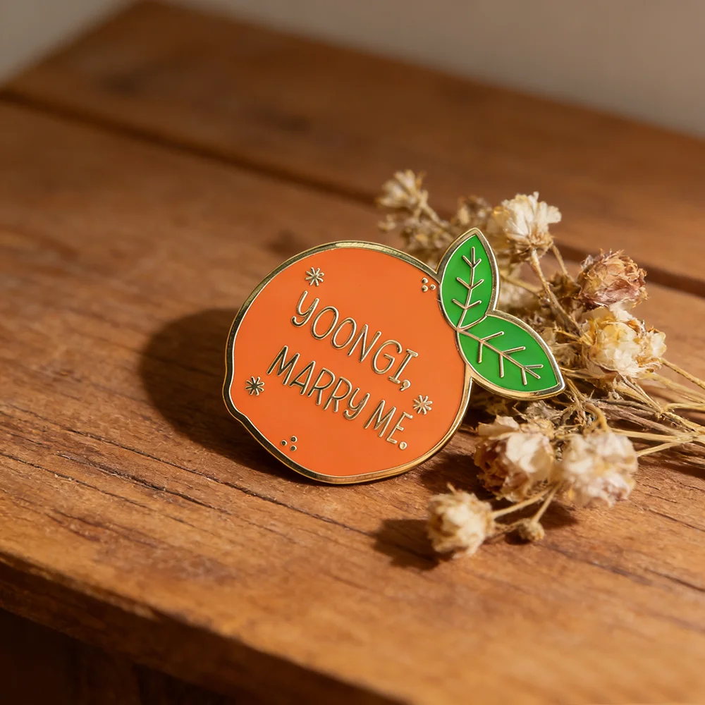 

Yoongi Marry Me оранжевая эмалированная брошь корейский мальчик группа певица булавка K-Pop Fan коллекционный подарок сумка для одежды модный аксессуар