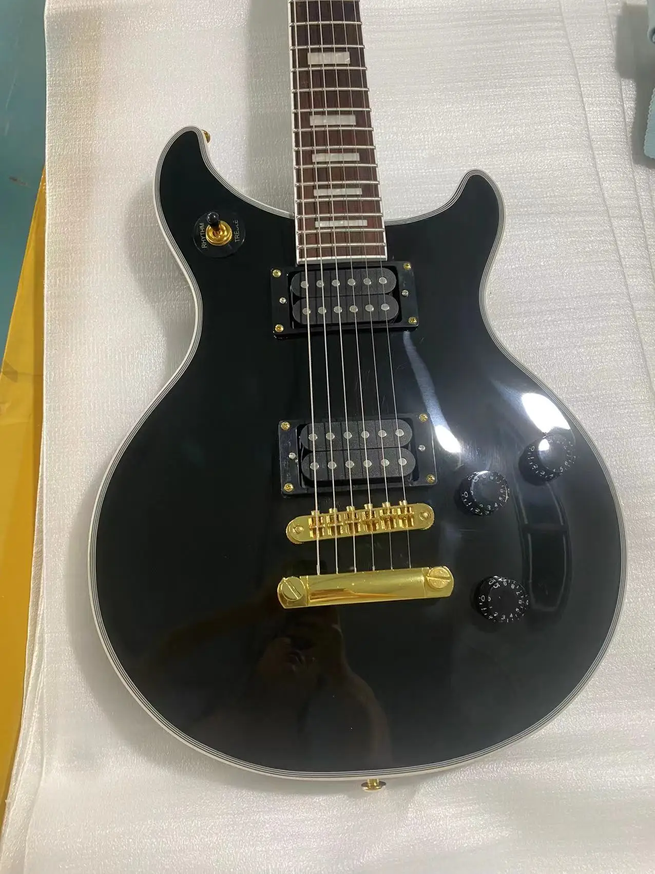 

Oem черная 6-струнная двойная режущая электрогитара золотистая фурнитура Бесплатная доставка