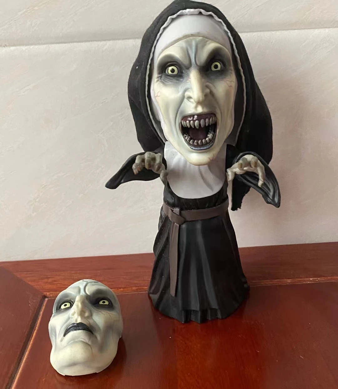 

The Nun Deluxe стилизованная 6-дюймовая экшн-фигурка 2 лица Valek The Conjuring