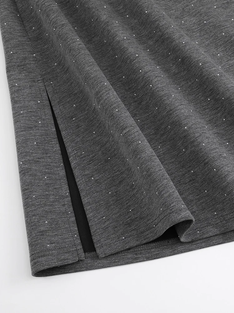 Женское платье-футболка с коротким рукавом круглым вырезом и разрезом