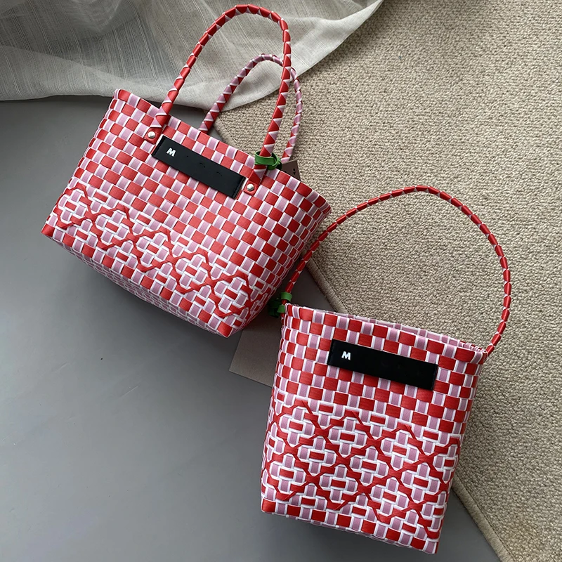 

2022 Fashion Trend Women's Bag Spring Summer New Color Matching Vegetable Basket Plastic Woven Shopping Bag Small Bucket Handbag