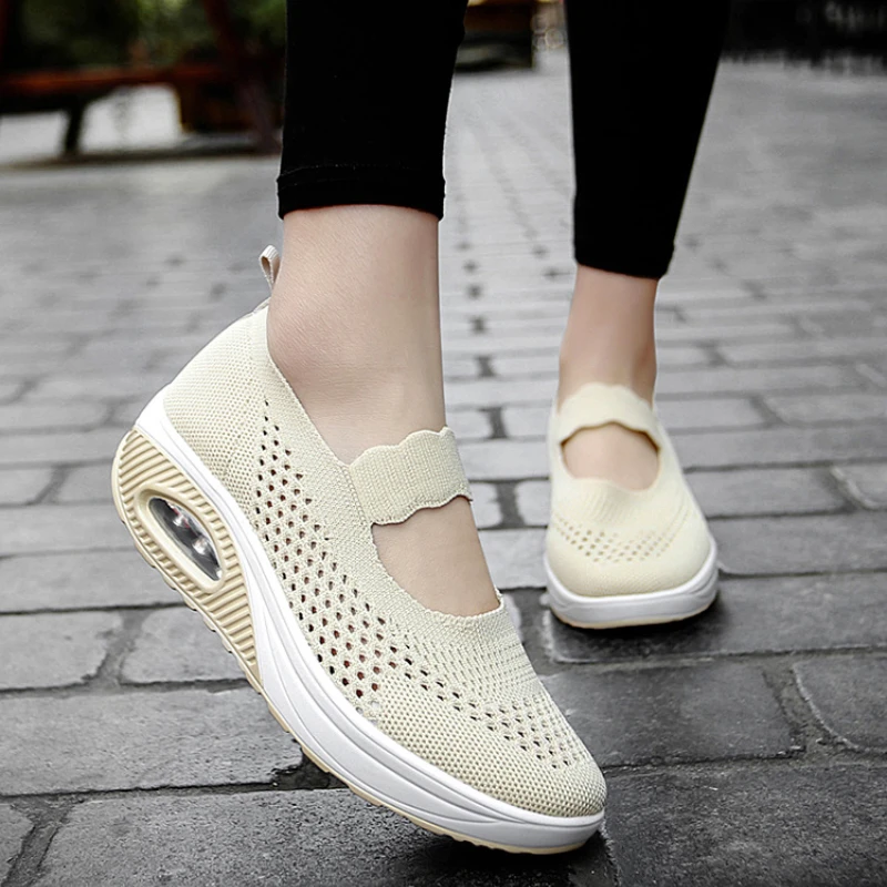 

Женские кроссовки на танкетке, легсветильник дышащие сетчатые кроссовки для прогулок, большие размеры, осень 2022