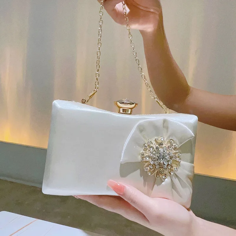

Fashion Chains Satin Cocktail Party Clutches Handbag Woman's Off White Formal Ceremony Dinner Bags Clutch Purse for Ladies
