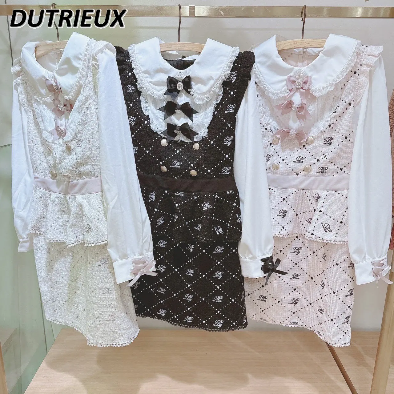 

Платье из двух частей с длинными рукавами и вышивкой в виде букв