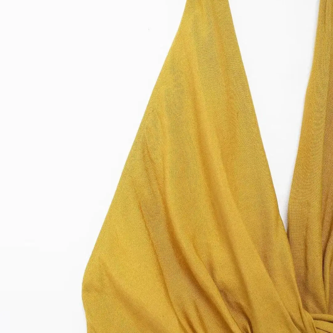 Платье женское облегающее с лямкой на шее глубоким V-образным вырезом и открытой