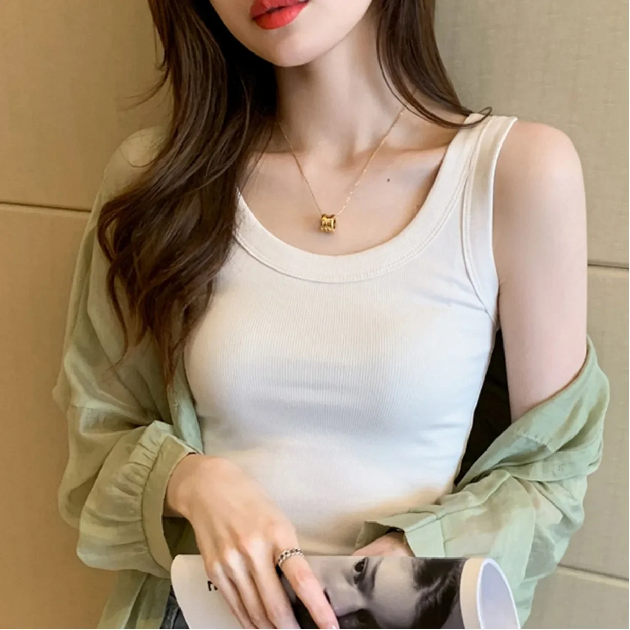 Женская майка с широкими бретелями и защитой от воздействия новинка 2024 летняя