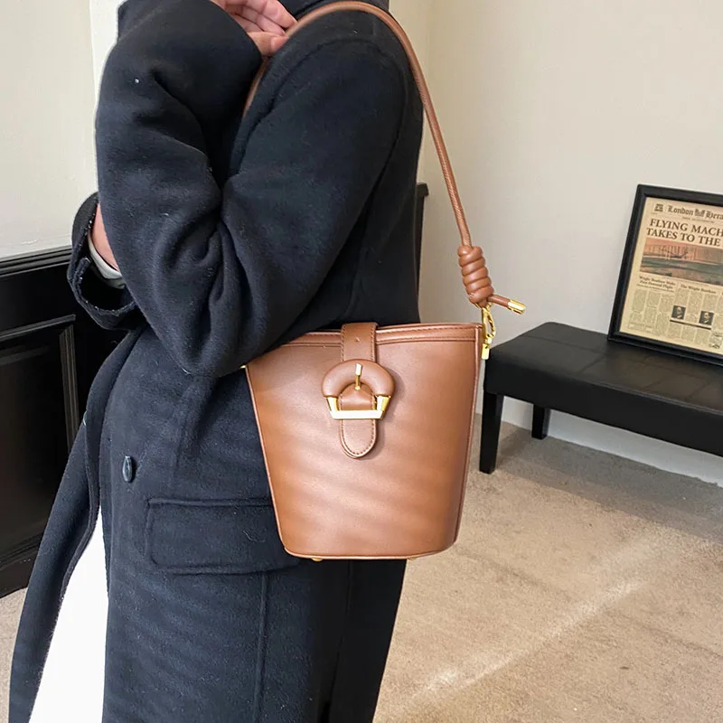 Jin Mantang Bucket Bags for Women 2022 Winter Tends Small Leather Crossbody Bag Female Solid Color Handbags and Purses