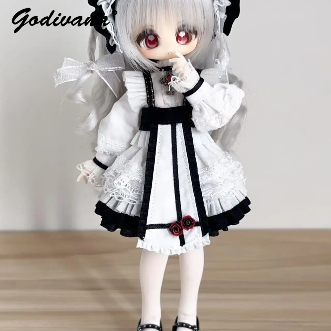 Фото Наряд для куклы BJD: черно-белое готическое платье горничной в стиле лолита с винтажным кружевом, рюшами, пышными рукавами и декором в виде роз для куклы BJD 1/4. №1