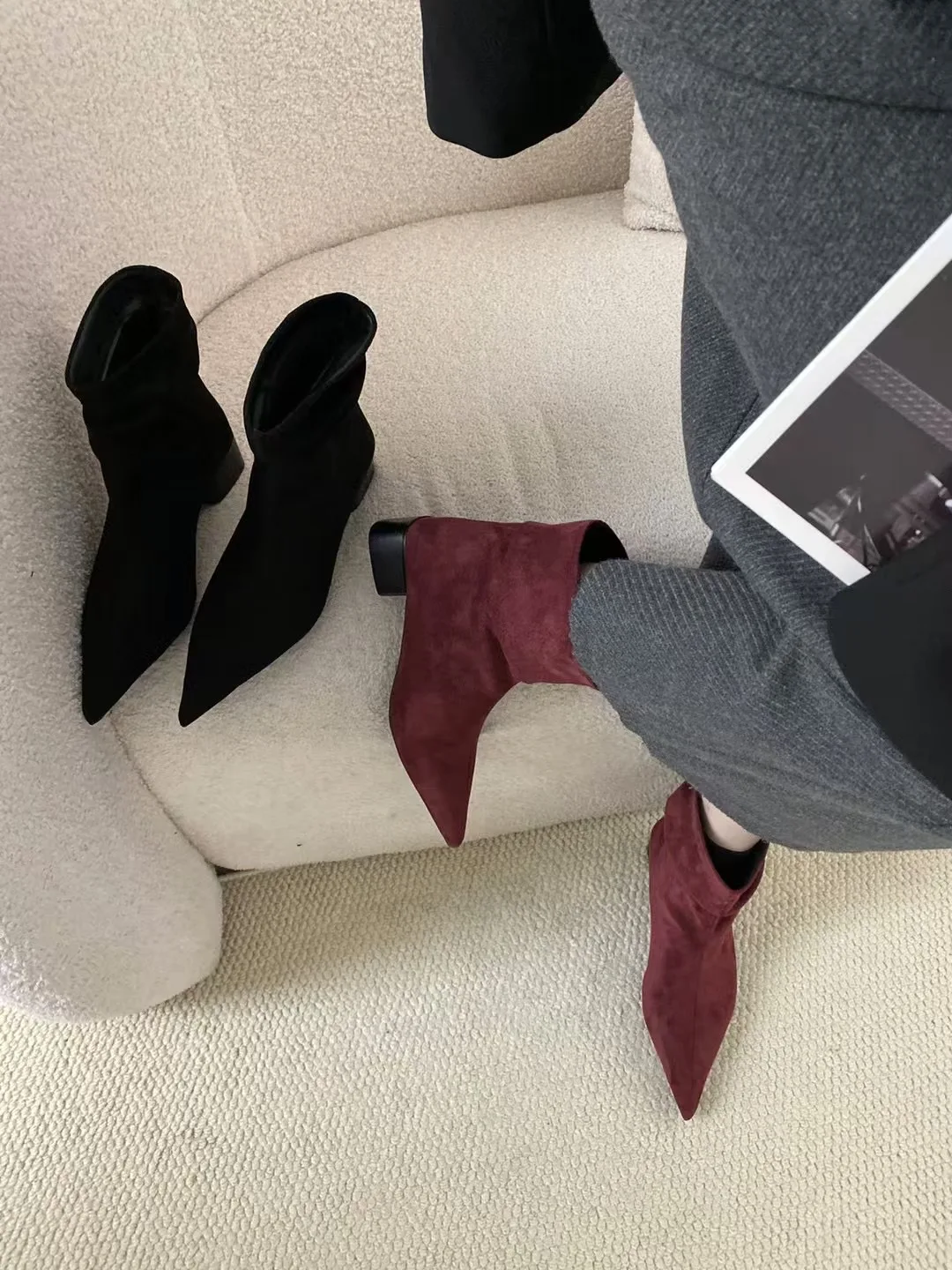 Женские ботильоны из флока с острым носком короткие ботинки на плоской подошве и