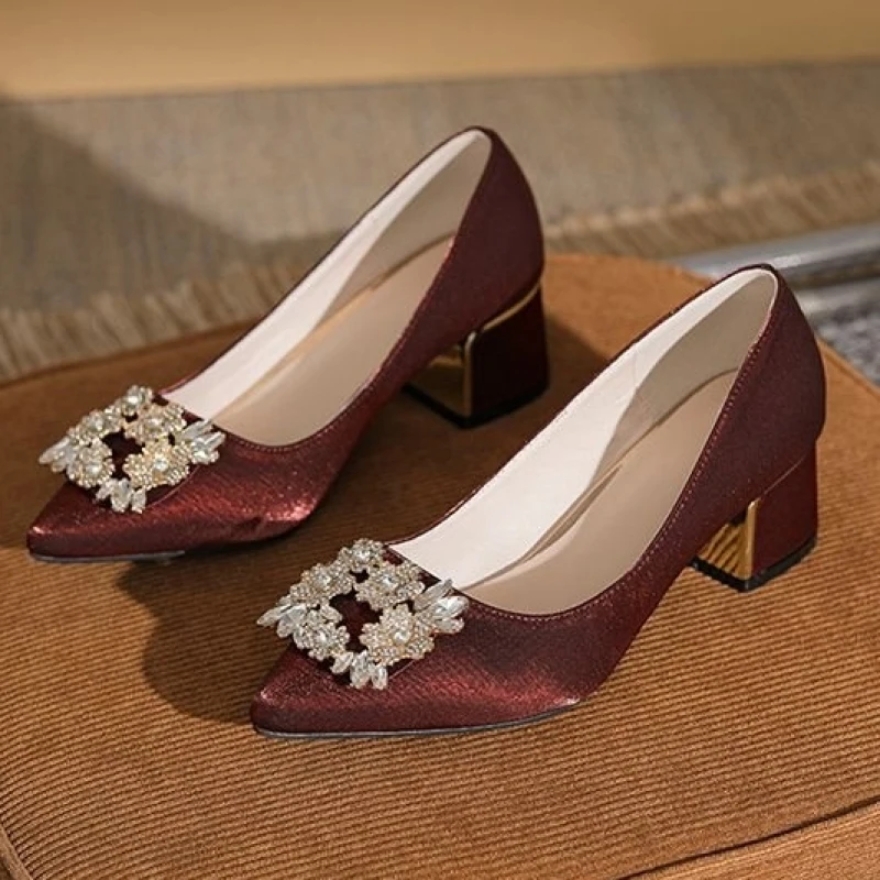 2024 элегантные женские красные шелковые свадебные туфли с жемчугом и бантом