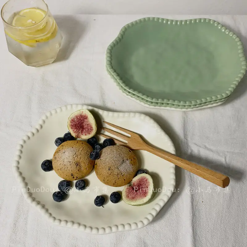 

Dining plate ins wind high value Pearl ceramic retro plate online celebrity dessert plate fresh relief household dishes.
