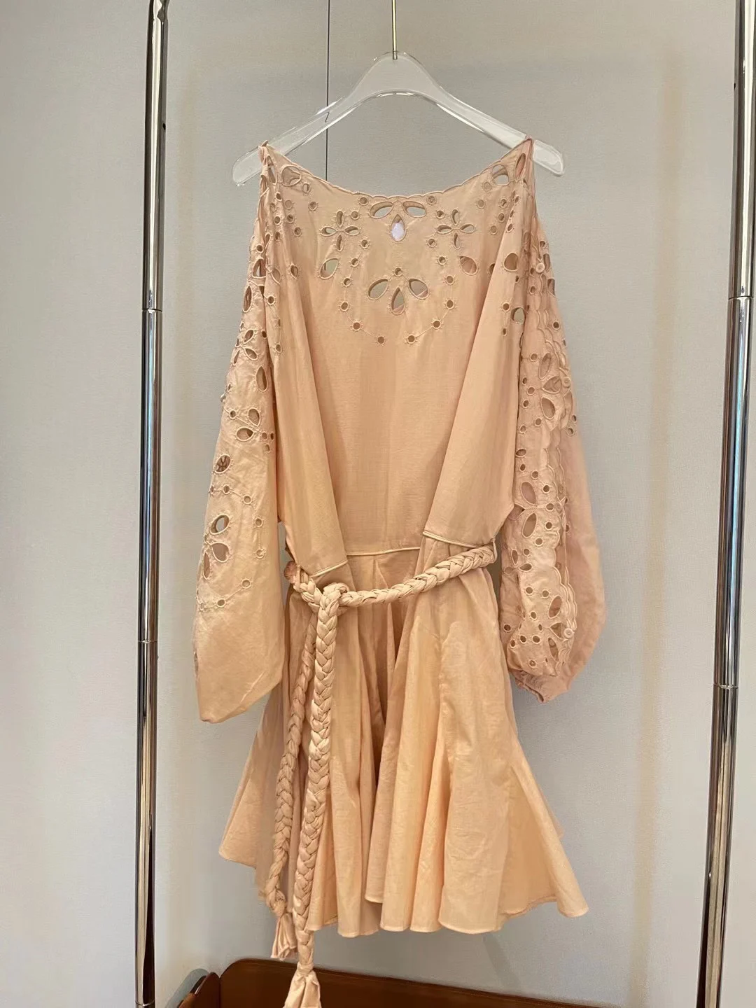

2023Two-piece twist lace-up waist Embroidery embroidered hollowed out show white apricot waist tucked comfortable dress