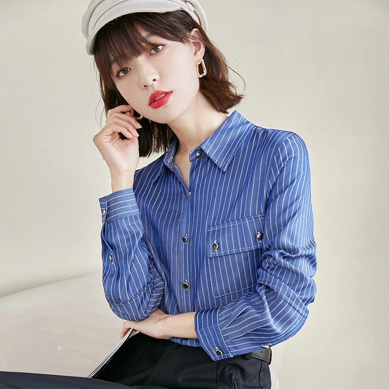 Женская рубашка в синюю и белую полоску с длинным рукавом