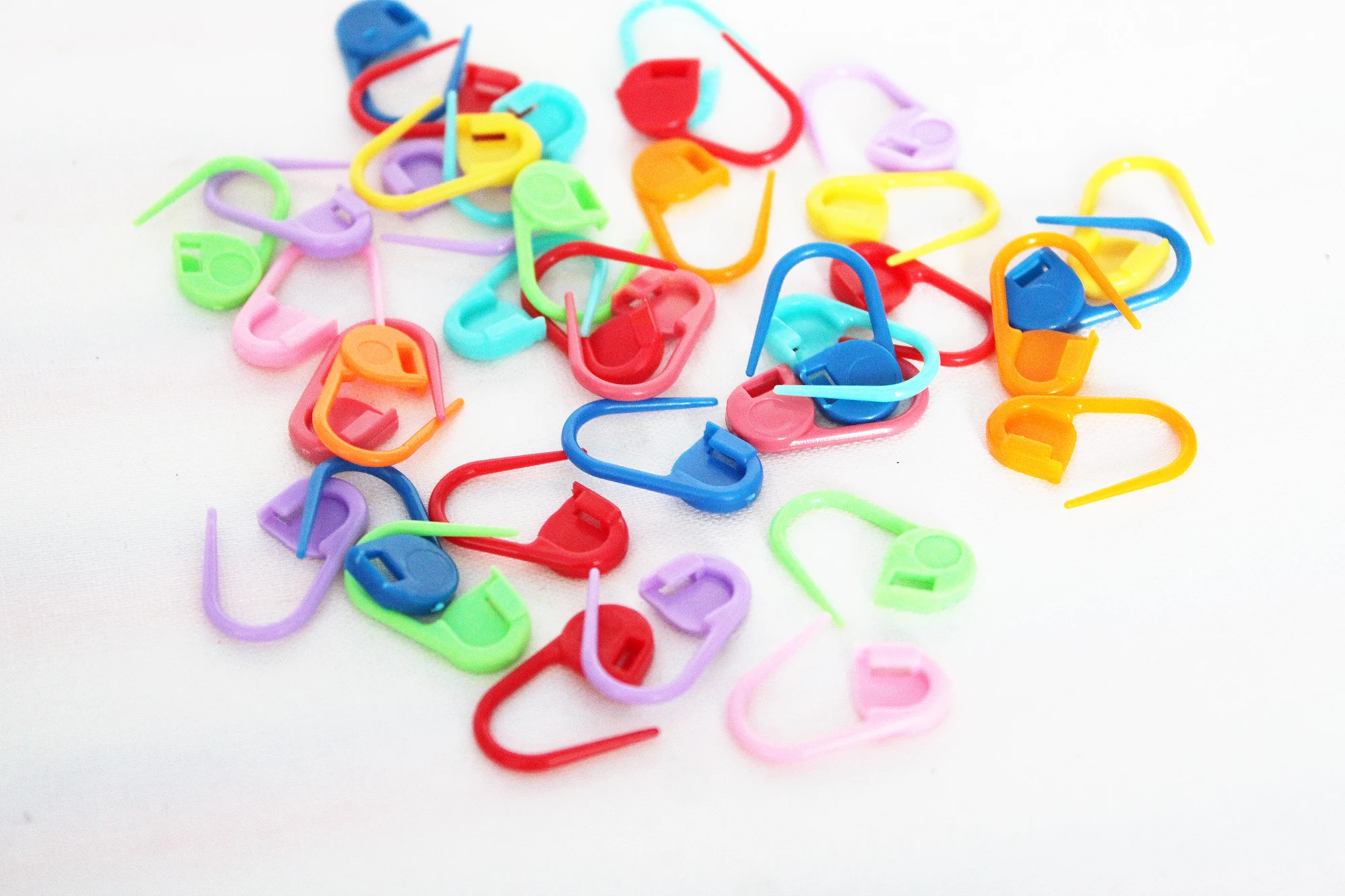 100 шт./партия, разноцветная пластиковая брошь, 22x11 мм