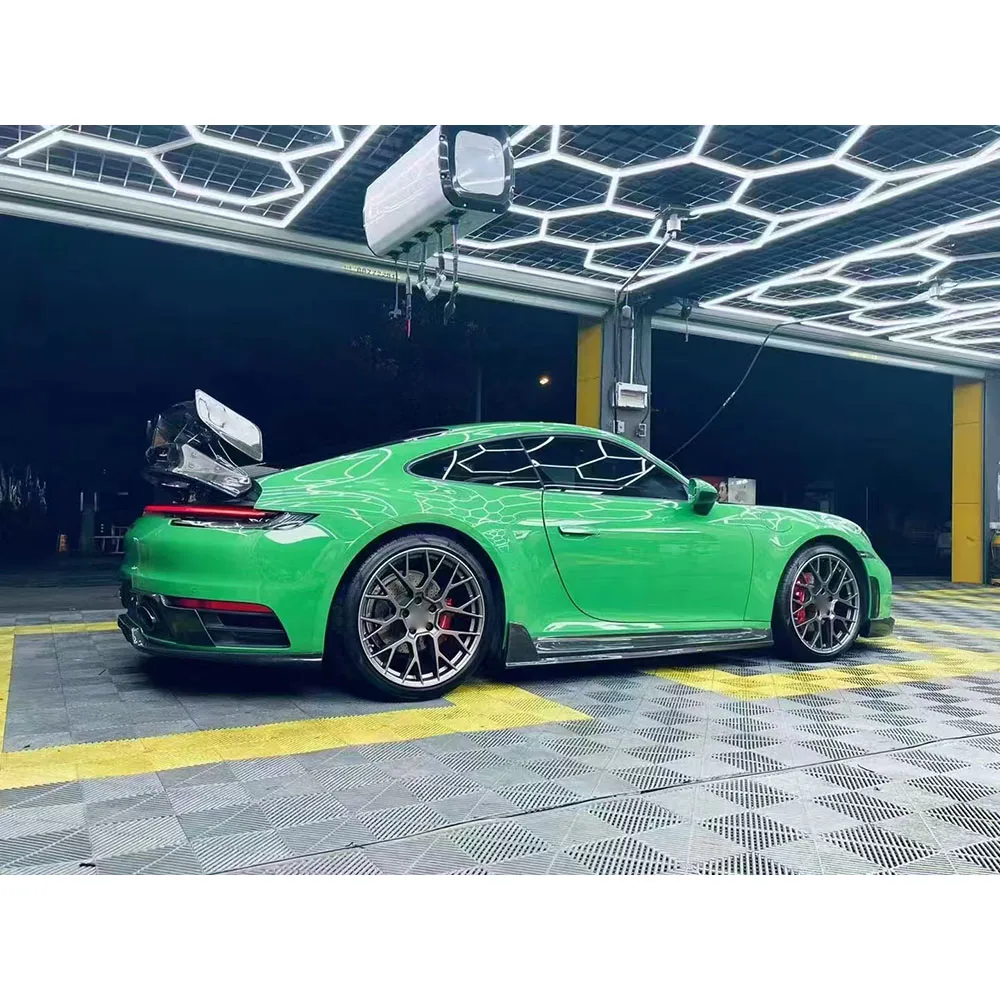 Фото Комплект обвеса JXWANCF из карбона и стеклопластика (FRP) для Porsche 911 992 Sports 2019-2025: передний и задний сплиттеры, диффузор, спойлер, накладки на крылья и боковые пороги №5