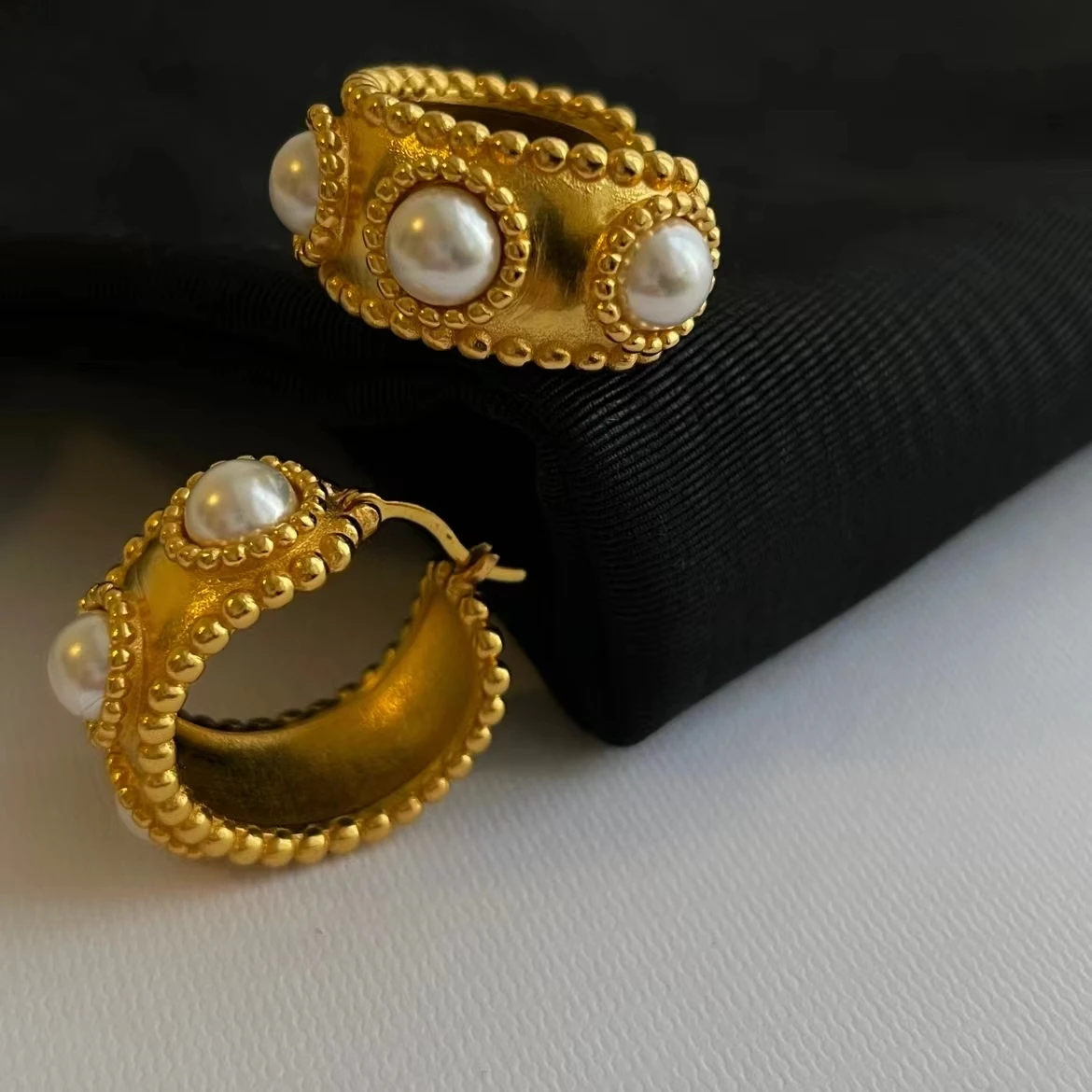 

Brass distressed vintage gold color inlaid pearl earrings earrings all-match fashionable high-end French stud earrings