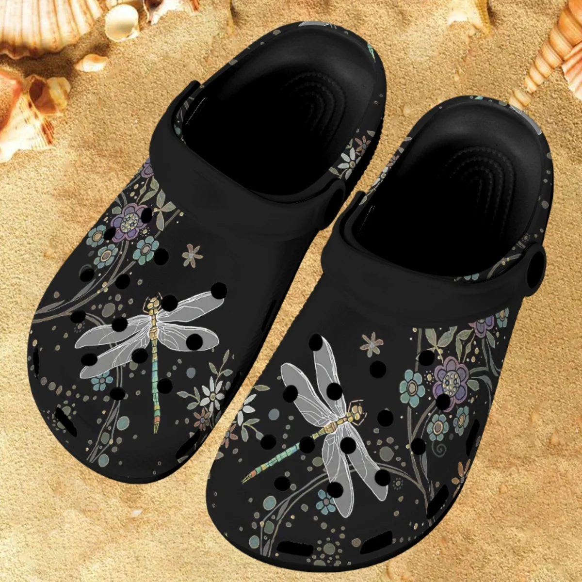

2023 Fashion Dragonfly Print Women Clogs Sandals Summer Flat Garden Shoes Lightweight Breathable Beach Slippers Sandals Couples