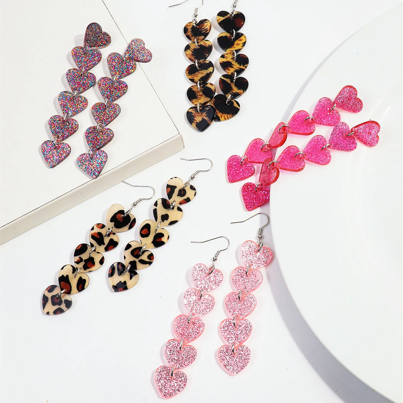 Новые акриловые длинные висячие серьги с леопардовым принтом и 6 сердечками для