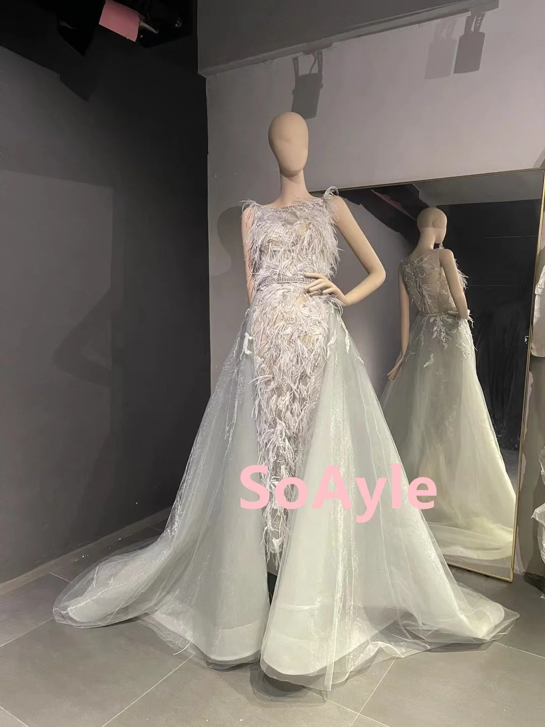 Рисунок 4 - Женское вечернее платье с перьями SoAyle