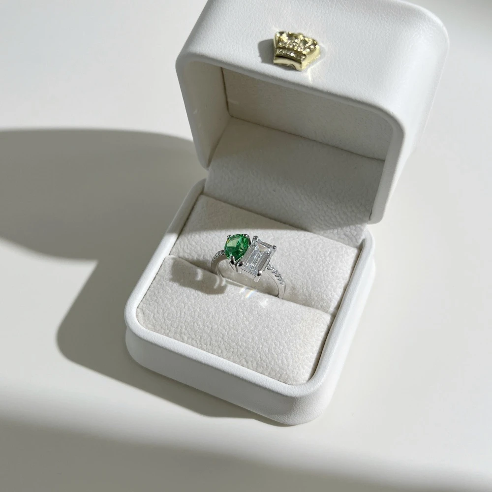 Женское кольцо из серебра 100% пробы с изумрудом