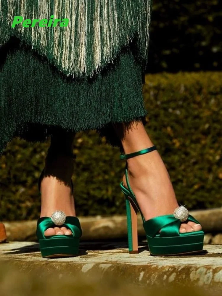 Сандалии женские атласные со стразами босоножки на платформе с круглым носком