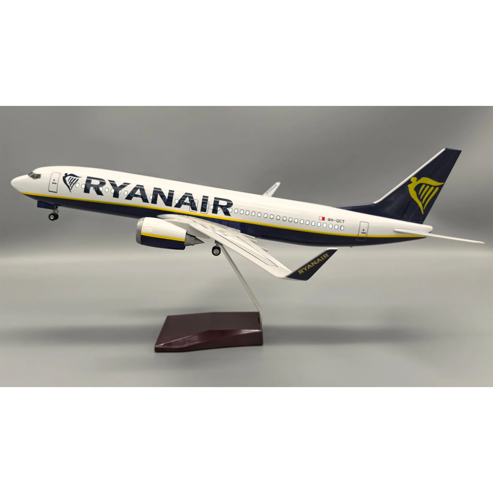 Фото Модель самолета Ryanair BY737 со светодиодной подсветкой и колесами, статическая имитация самолета, настольное украшение для авиационных коллекционеров №3