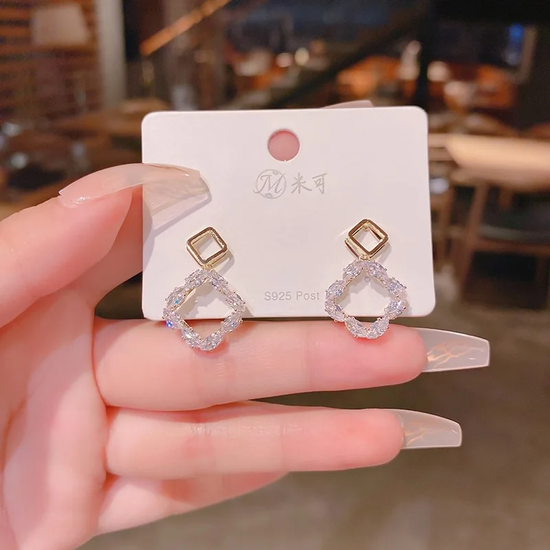 

Простые квадратные циркониевые серьги-гвоздики в Корейском стиле, элегантные минималистичные серьги с покрытием из 18-каратного золота, юве...