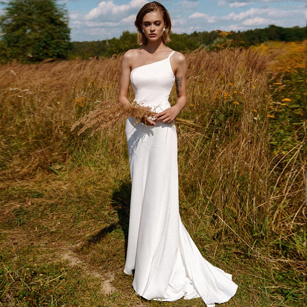 

Атласное платье с открытой спиной, на одно плечо, с молнией