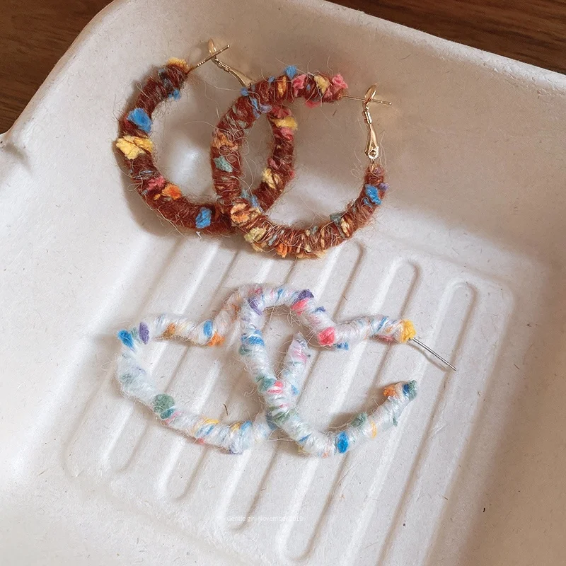 Осенние и зимние плюшевые круглые серьги женские новые простые браслеты милые