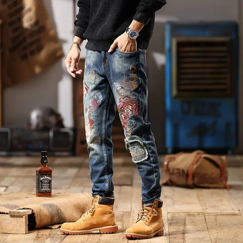 Рисунок 3 - Мужские джинсы с вышивкой тигра