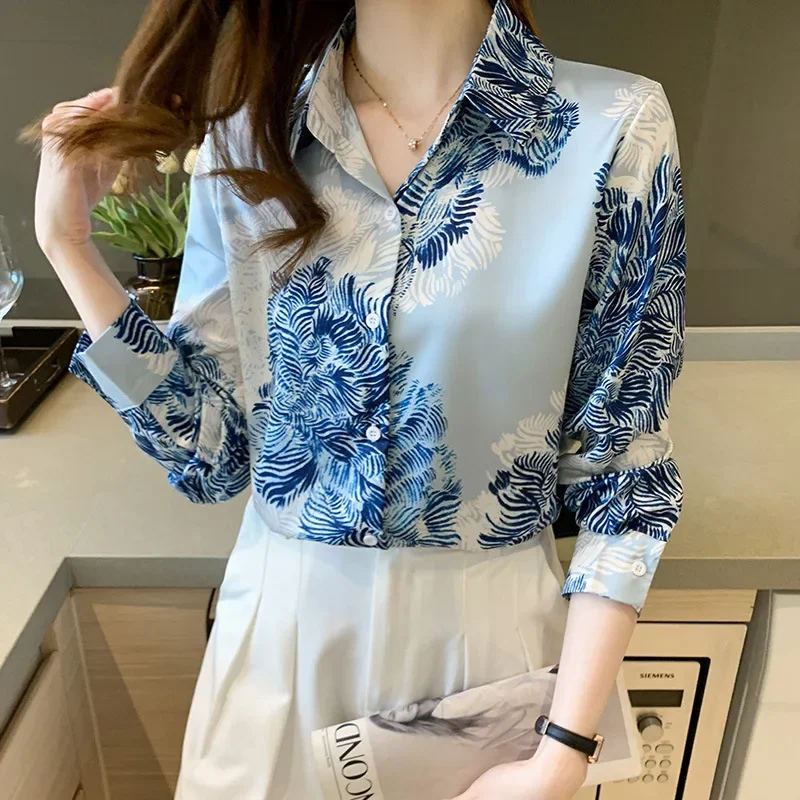 Реалистичная шелковая рубашка с отложным воротником и абстрактным принтом