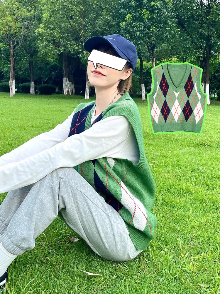 Женский студенческий жилет с зелеными бриллиантами уличный осенний вязаный